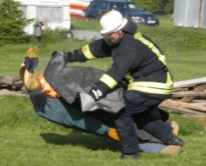 Foto vom Löschen einer brennenden Puppe